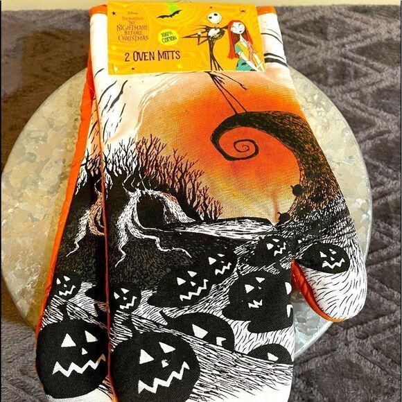 Disney Nightmare before Christmas 2 oven mitts - Picture 1 of 4